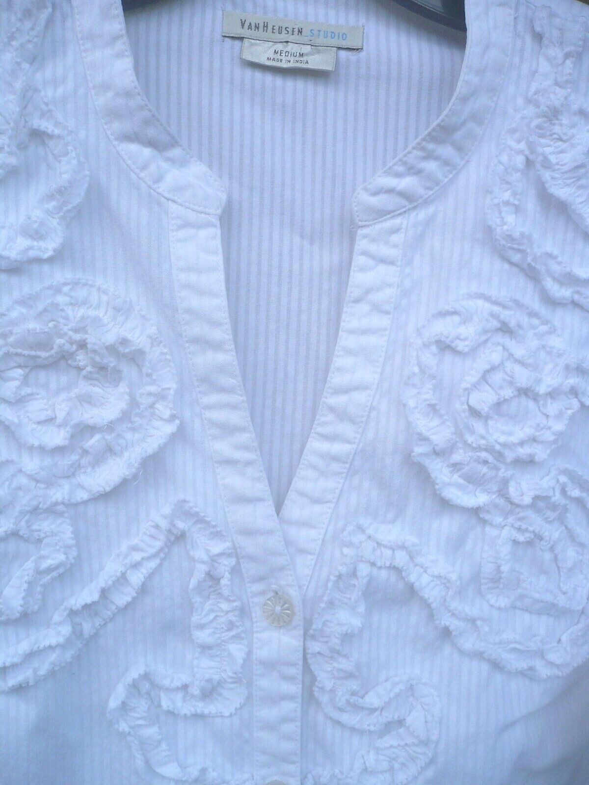VTG 90S VAN HEUSEN STUDIO 100 COTTON FITTED RUFFLED SWIRL M WHITE LS BLOUSE LADY