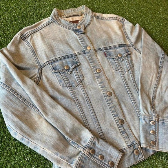 Vintage 90s 80s or 70s women’s Levi’s xx Jean jacket Fits like a small