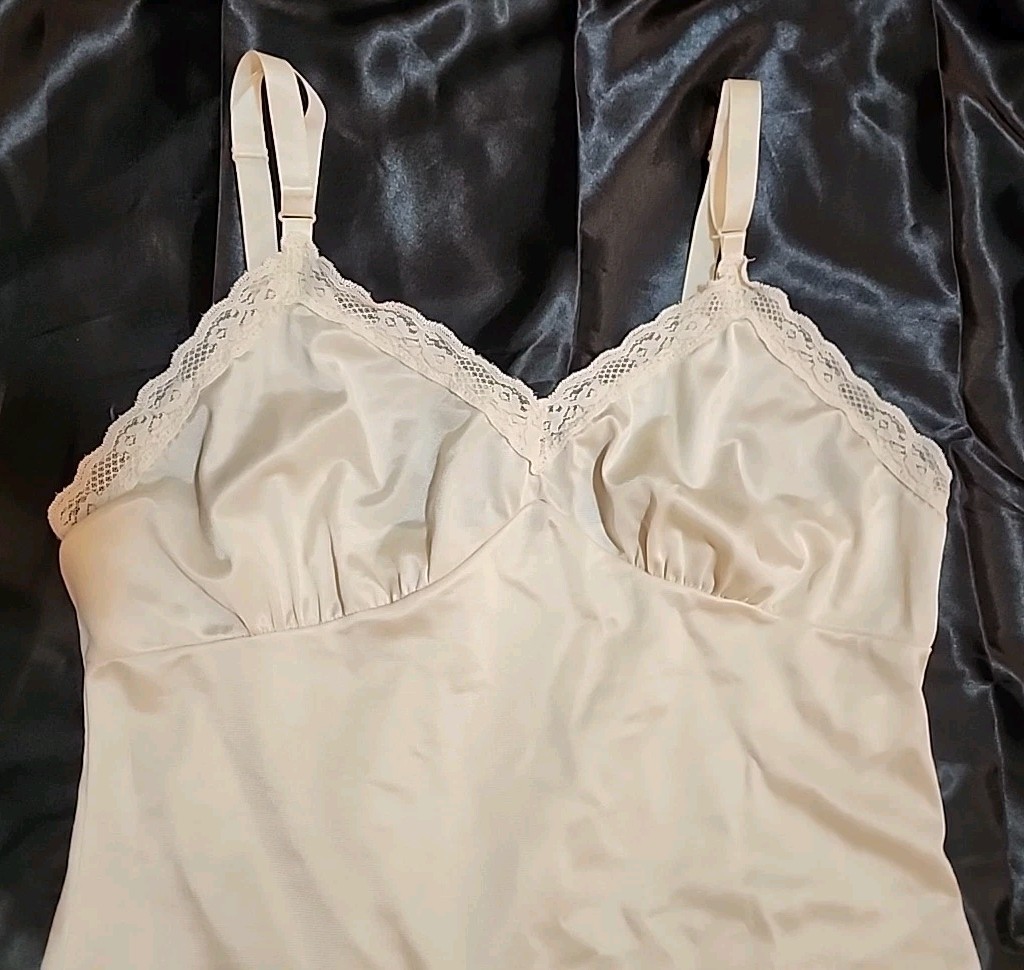 Vintage DuPont Antron III Nylon Lace Full Slip sz 34 Anti Static Cling Cream R3