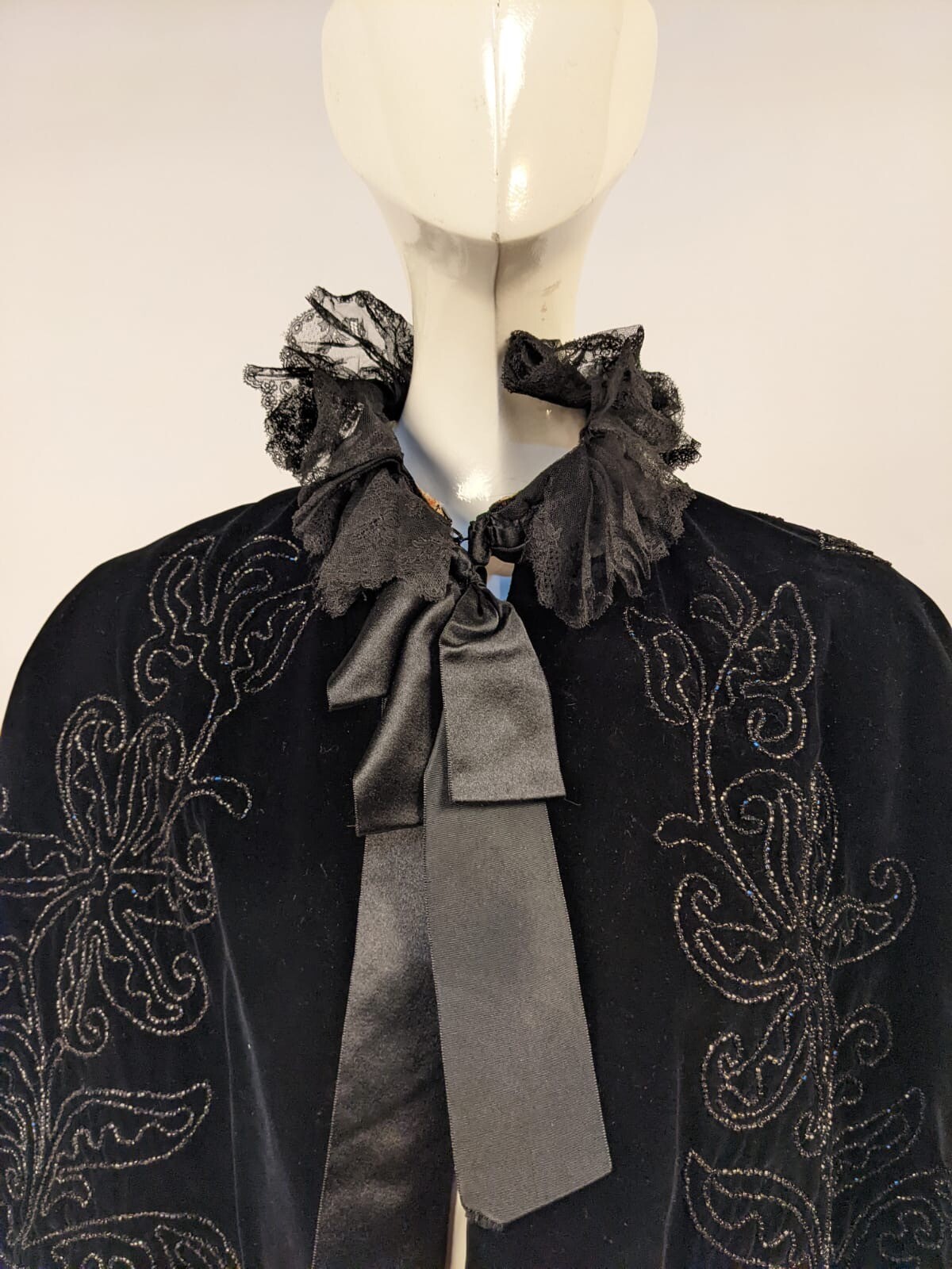 GOTHIC VICTORIAN BLACK SILK VELVET CAPE LACE TRIMMED COLLAR W BEADING