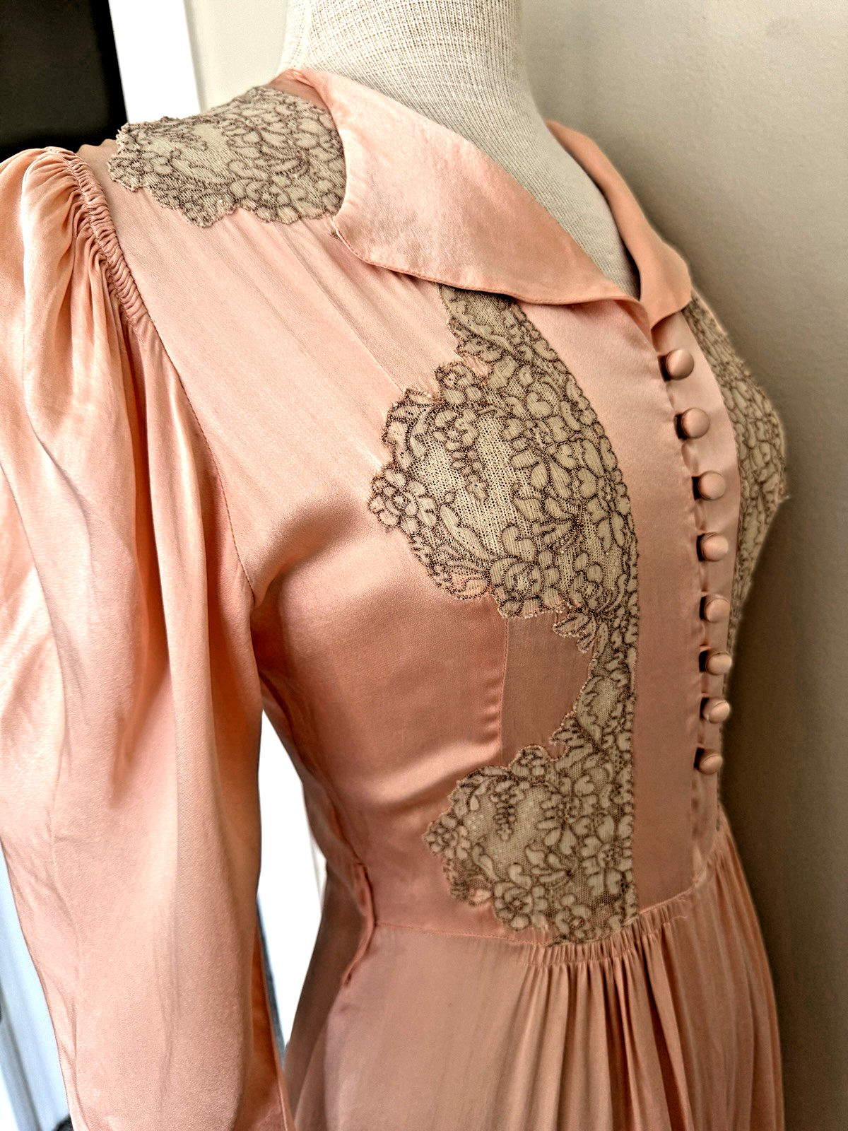 1930s FAMOUS-BARR Peachy Pink SILK NEGLIGEE Boudoir Robe Peignoir S Lace Trim