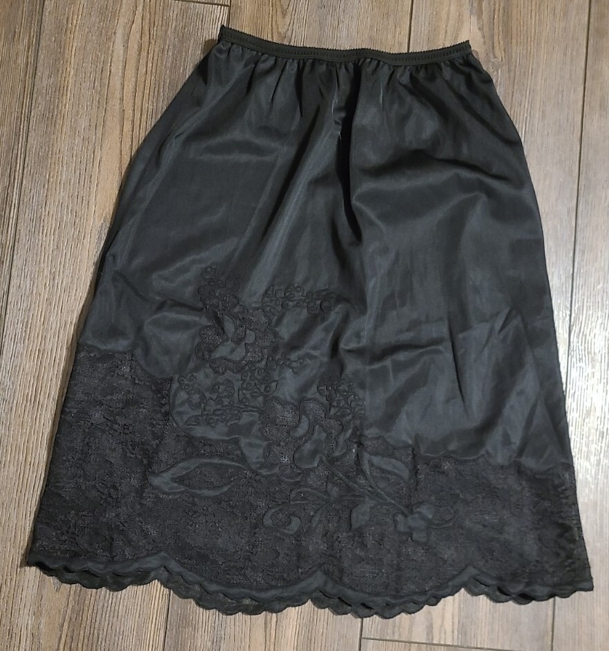 VTG 1980s. Short Black Lacey 1/2 Slip Sexy Pin Up Black Lingerie Sz M EUC
