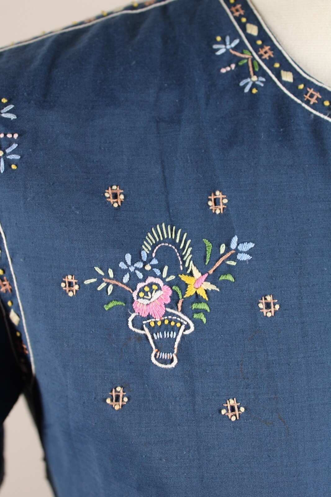 Vtg Peacock M Chinese Blue Embroidered Floral Bouquet Basket Short Sleeve Top