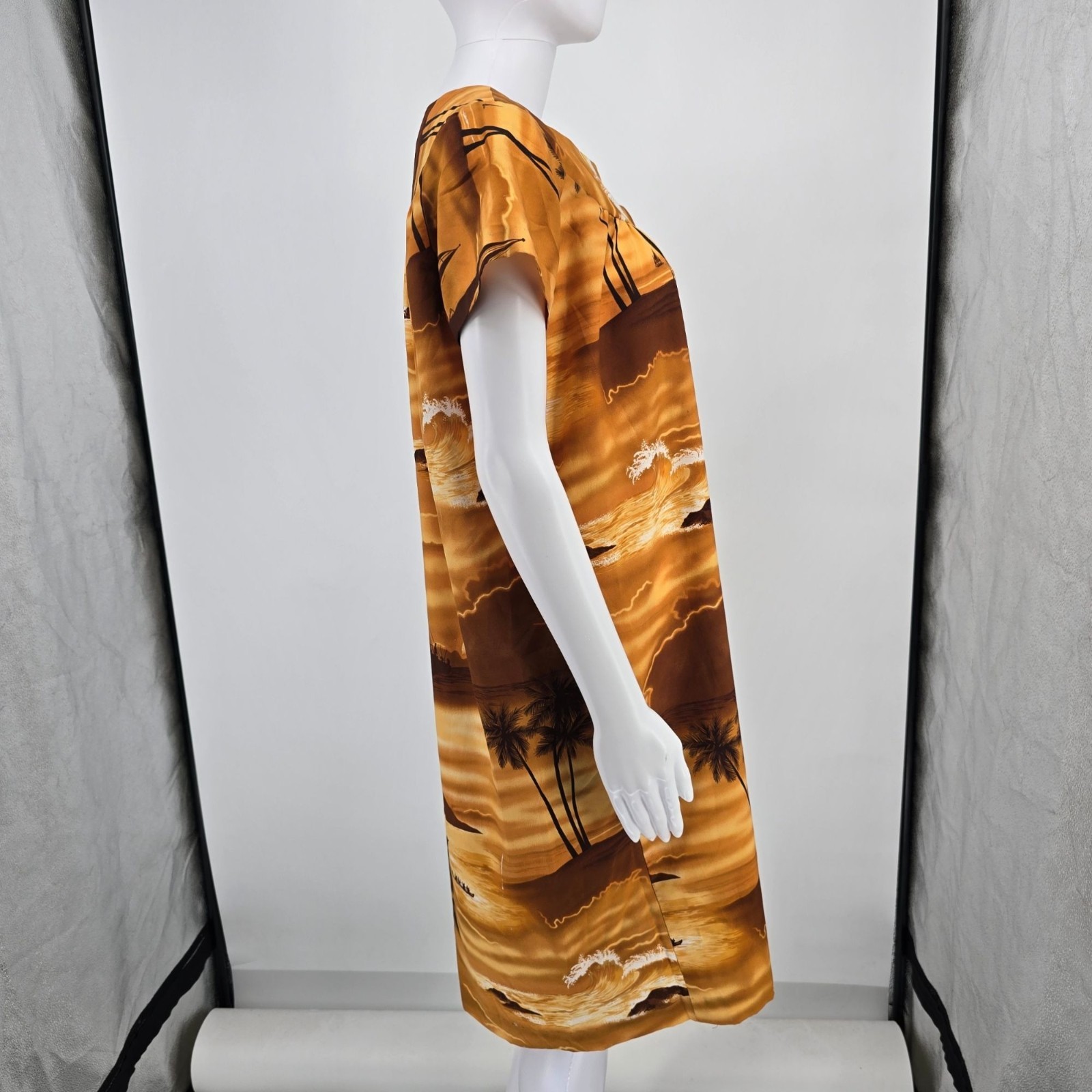 Vintage 1970s Made in Hawaii Tropical Sunset Print Polyester Muumuu Dress (XS)