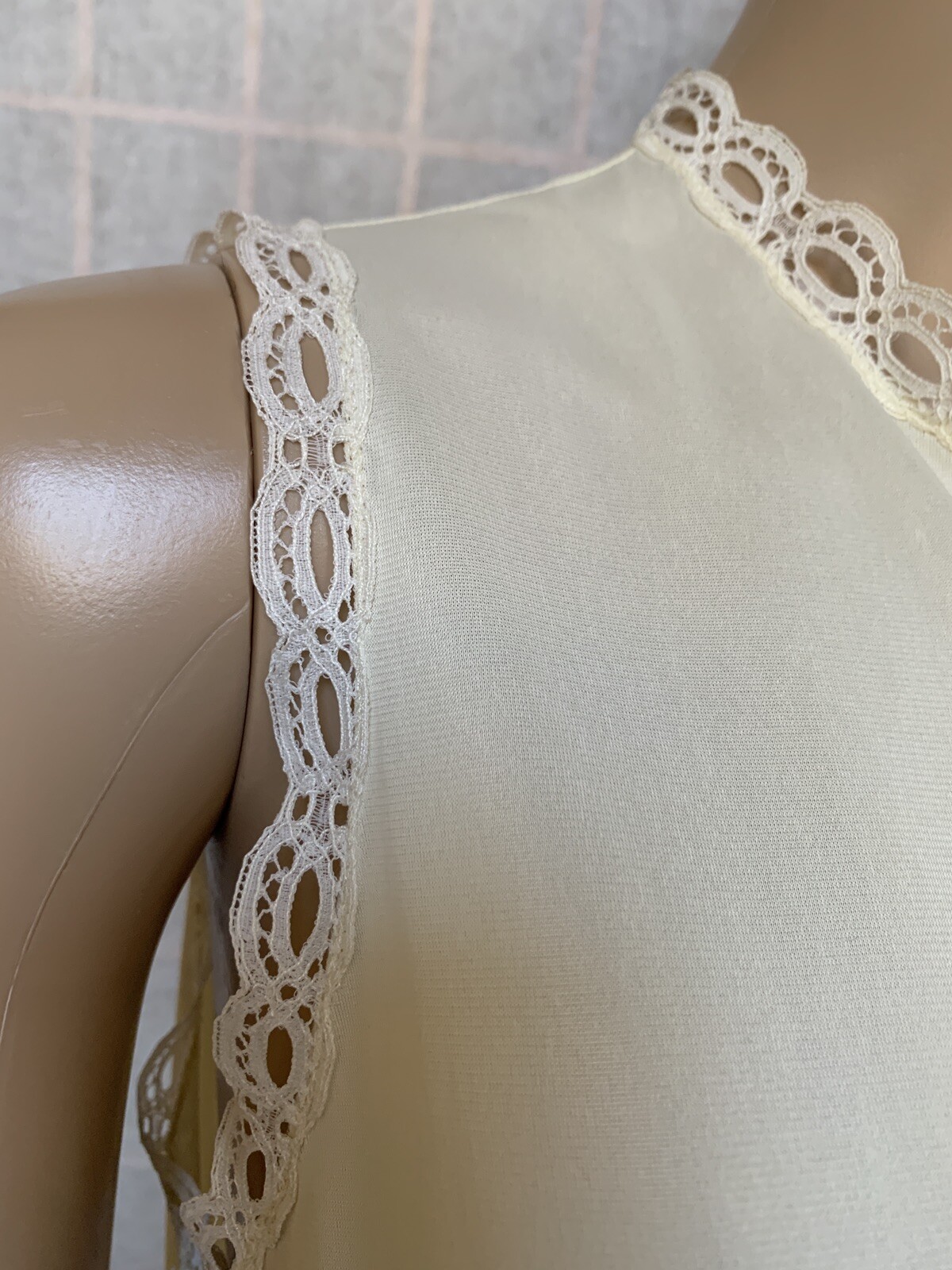 VINTAGE VANITY FAIR PALE YELLOW NYLON NIGHTGOWN & ROBE SET–SIZE XSMALL