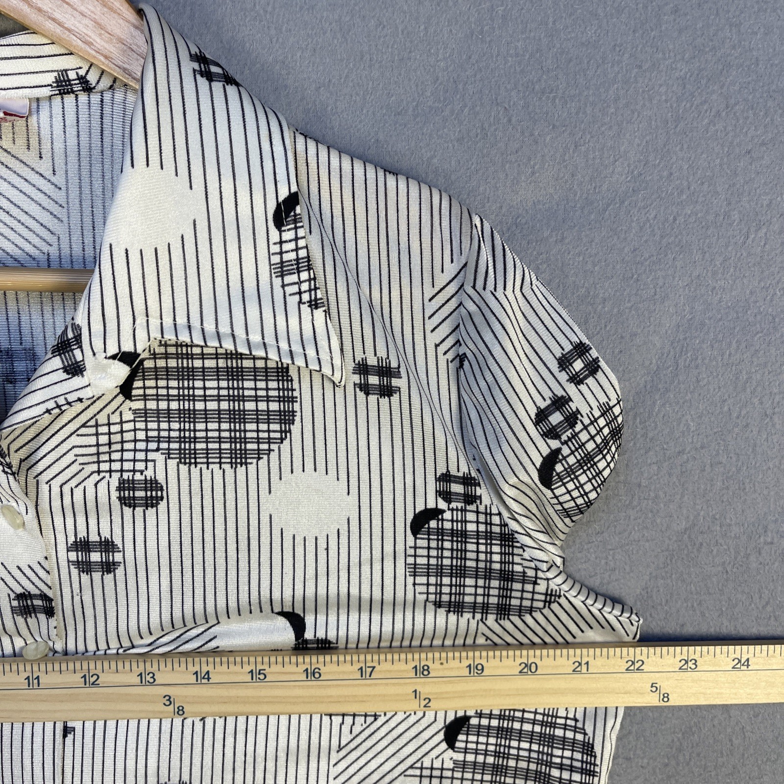 VTG 80s Button Up Top Sz M Black White Abstract Pattern Dagger Collar Silky