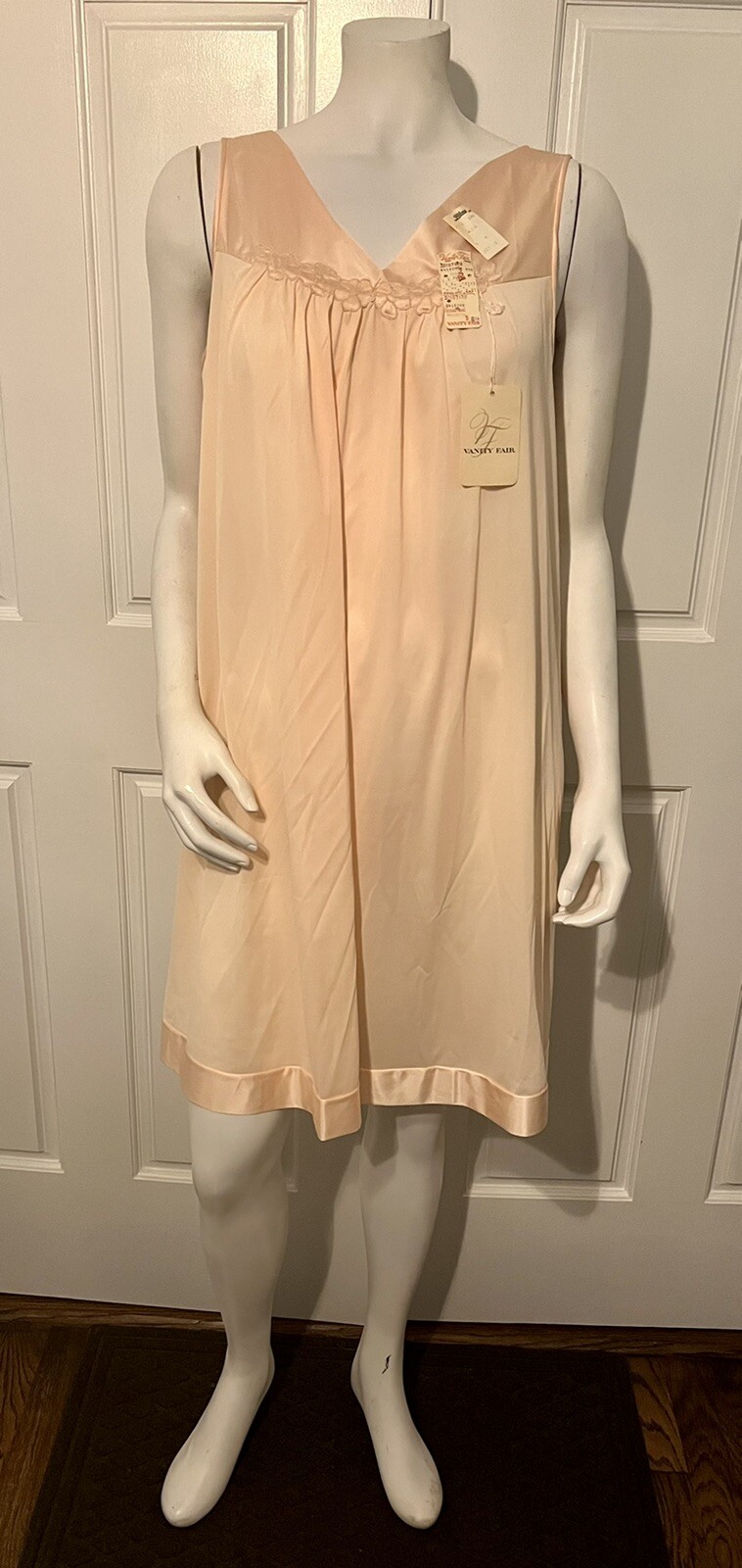 Vintage 1960s Vanity Fair Peachy Pink Applique Neckline Nightgown NEW Size M