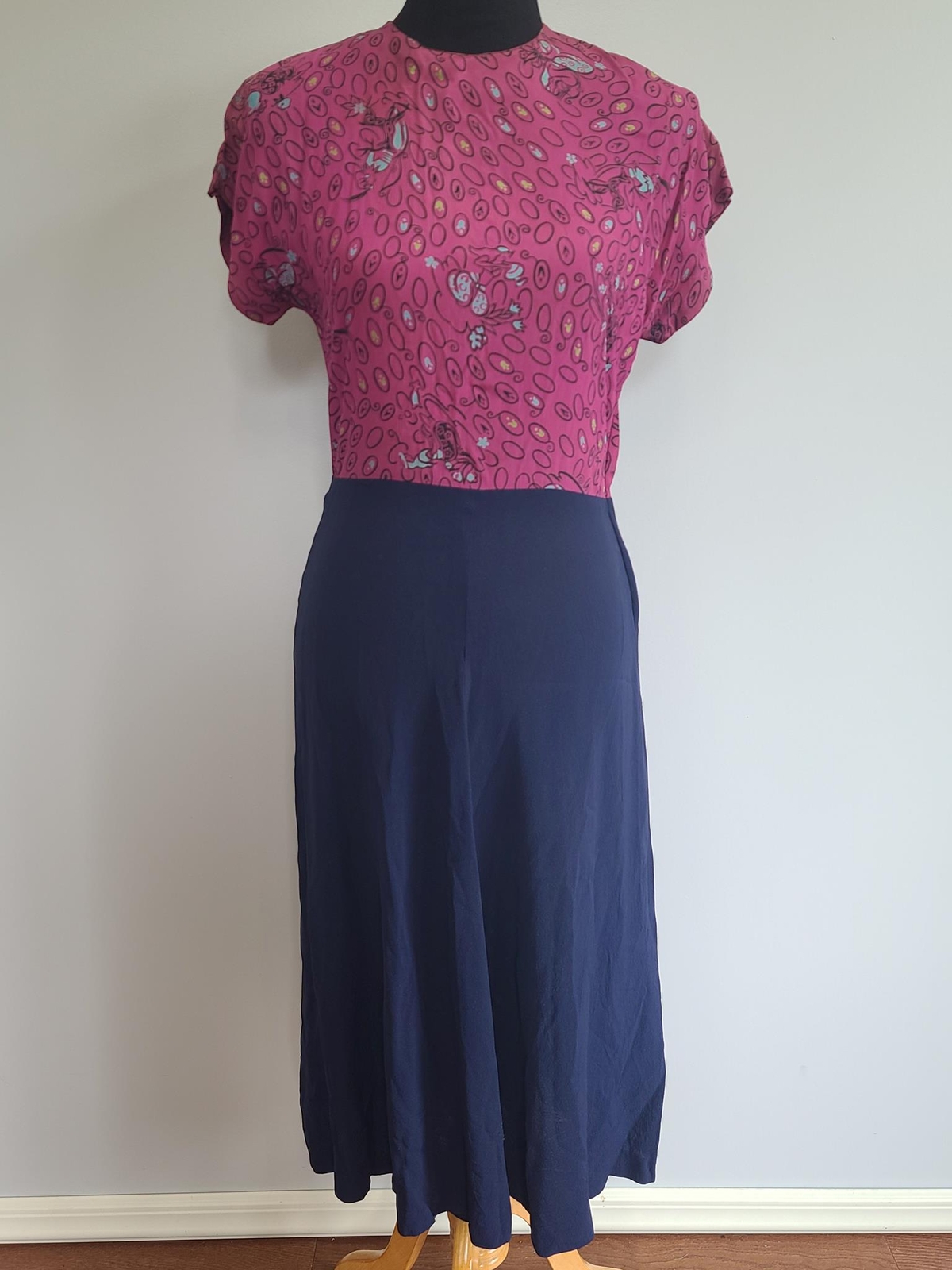 Vintage 1940s Genie Deer Animal Novelty Print Dress Pink Blue Rayon (Waist 27″)