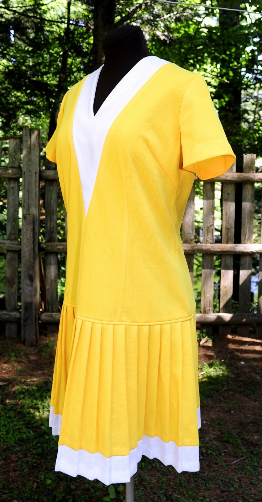 Vintage 60’s Bright Sun Yellow Pleated Poly Scooter Shift Dress MED „V” Neckline