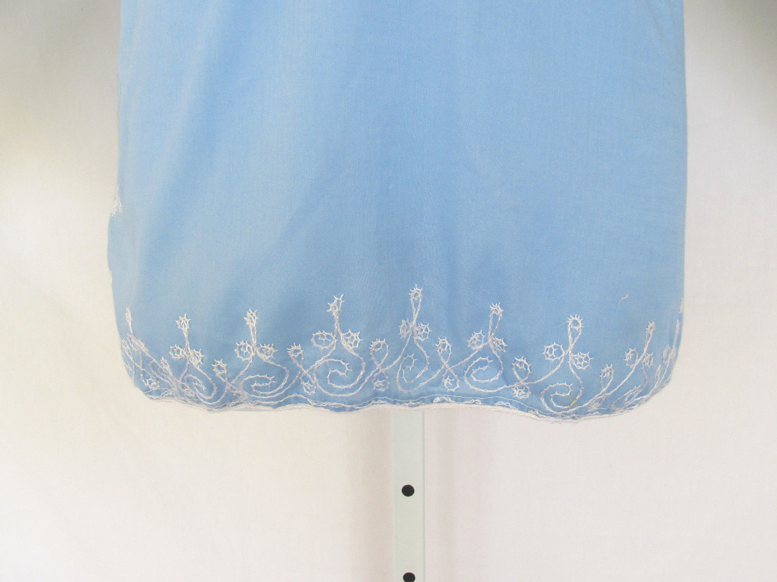 VINTAGE 1960s EMBROIDERED TOP BLUE WHITE FROG BUTTONS POLY COTTON LINEN