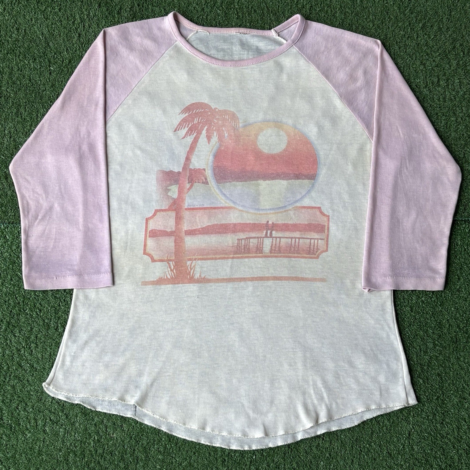 Sz M- Vintage 1975 Roach sunset beach scene raglan shirt women’s white/pink USA!
