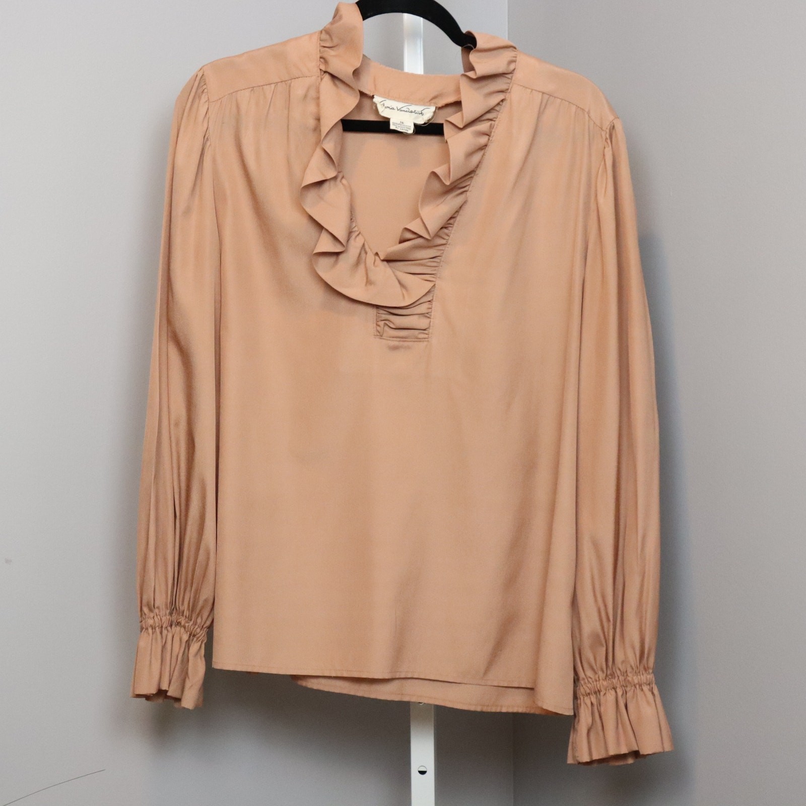 Vintage Gloria Vanderbilt polyester ruffle v-neck size 16