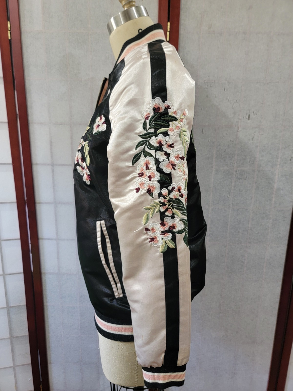 Vtg Embroidered Satin Stratavarious Reversible Bomber Jkt Floral Design sz Sml
