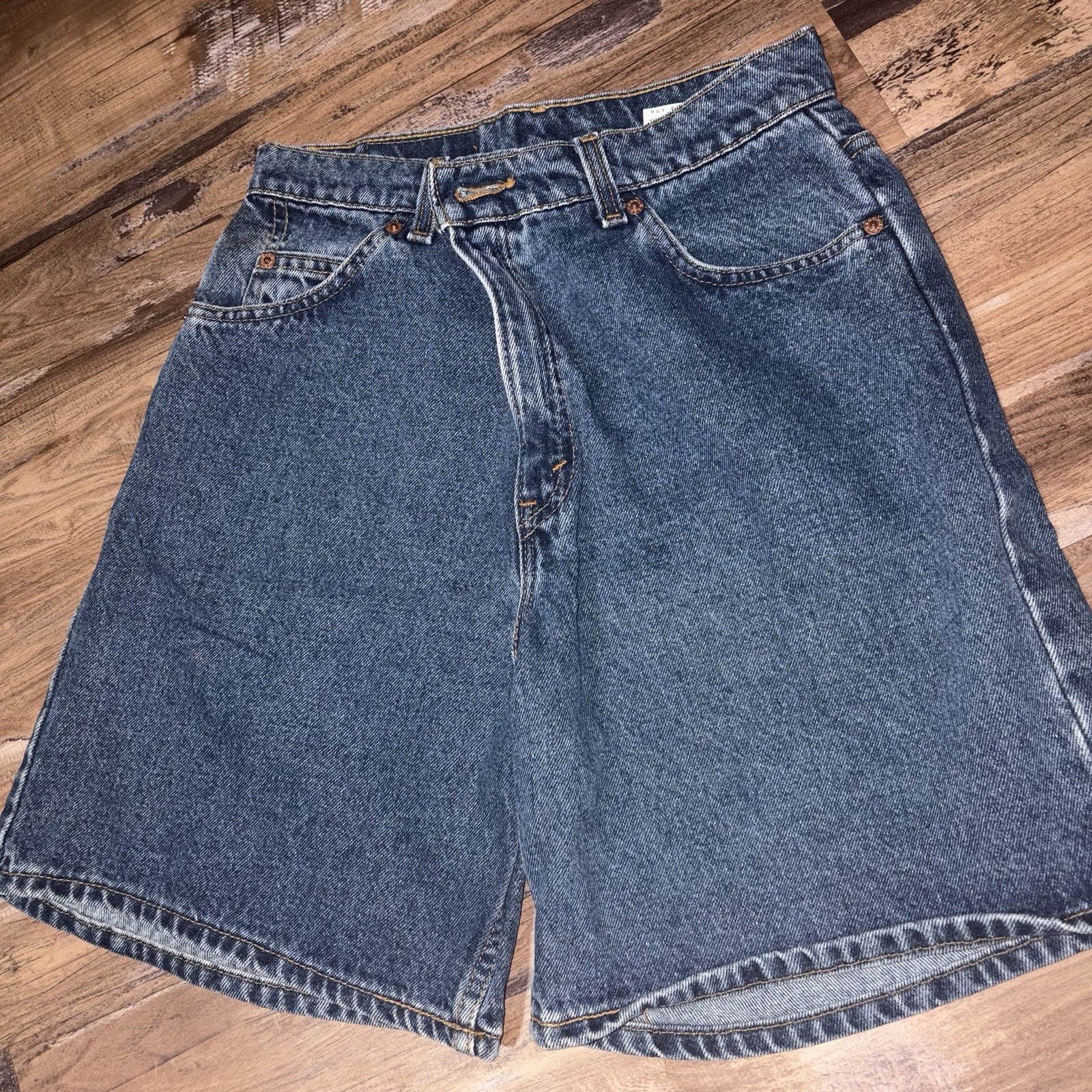 Vintage Women’s Levi’s Size 10 Relaxed Fit Blue Denim Jean Shorts Style 36951