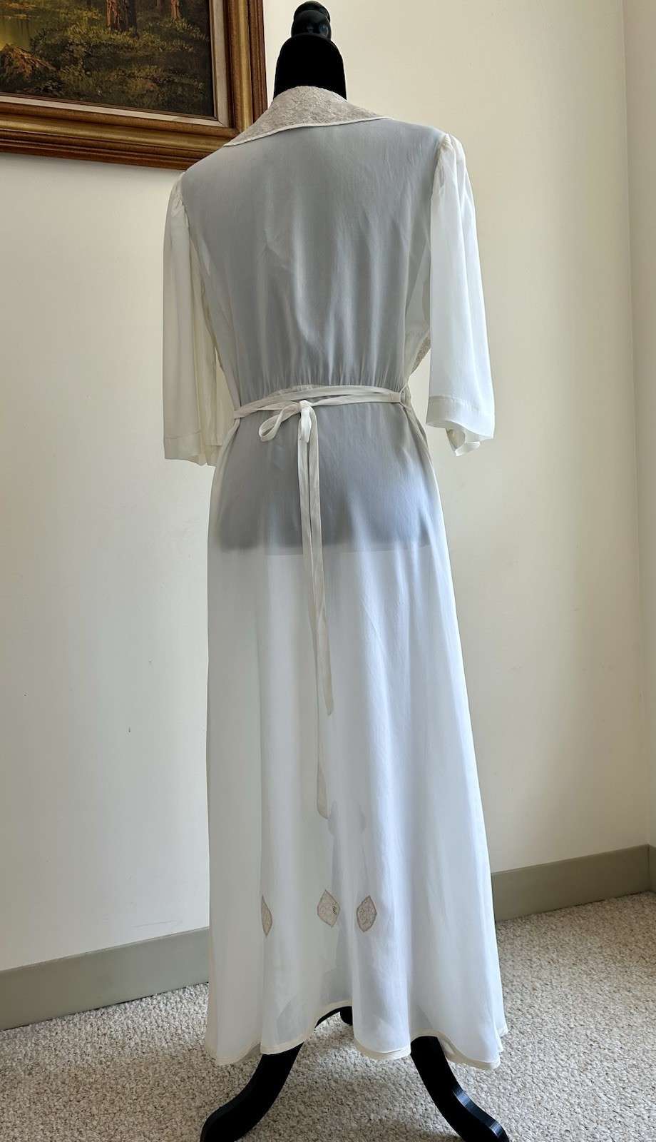 1940/50s Hollywood style dressing robe size M/L. Ivory rayon, beige cotton lace.