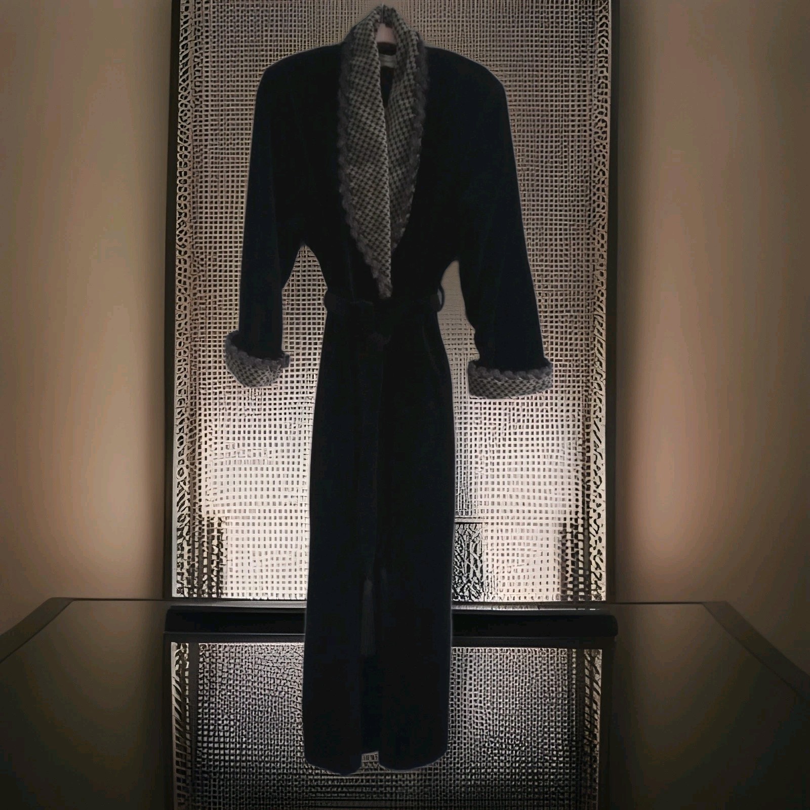 Diamond Tea Vtg Black and Houndstooth Velvet Robe Union Made Canada Gorgeous M