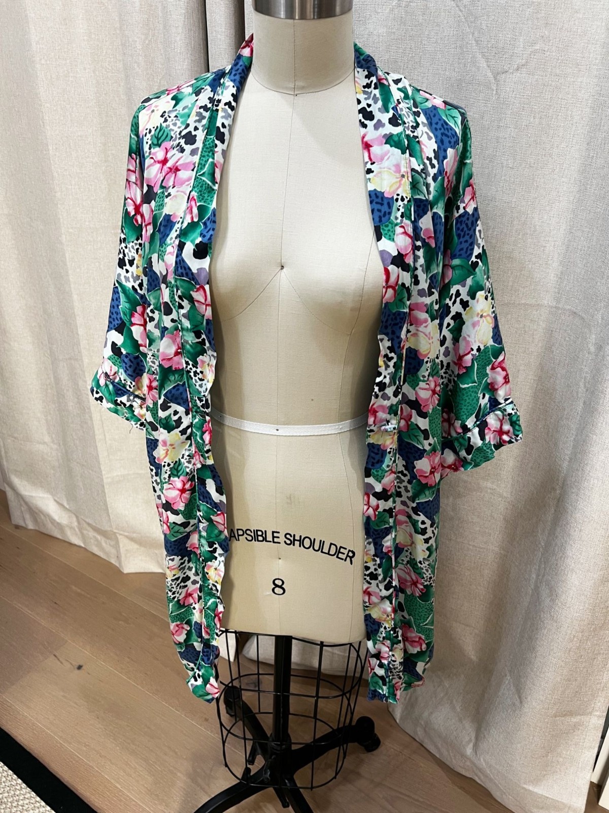 VTG Victoria’s Secret Gold Label Silk Floral Kimono Robe *Missing Belt*
