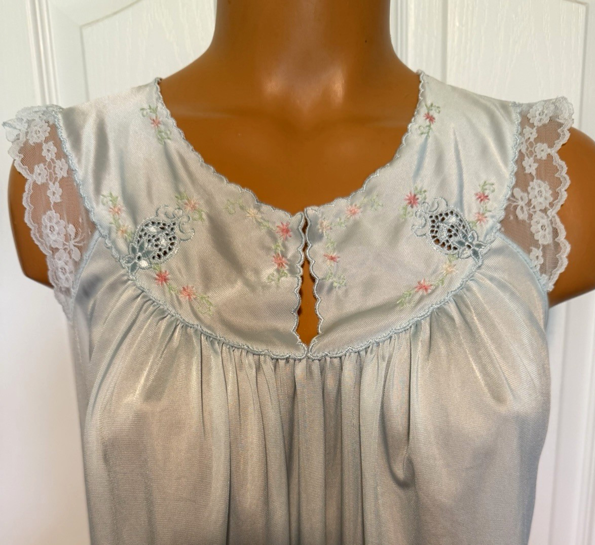 VTG 70’s SHADOWLINE SOFT BLUE W/ EMBROIDERED YOKE & LACE TRIM NIGHTGOWN SZ S