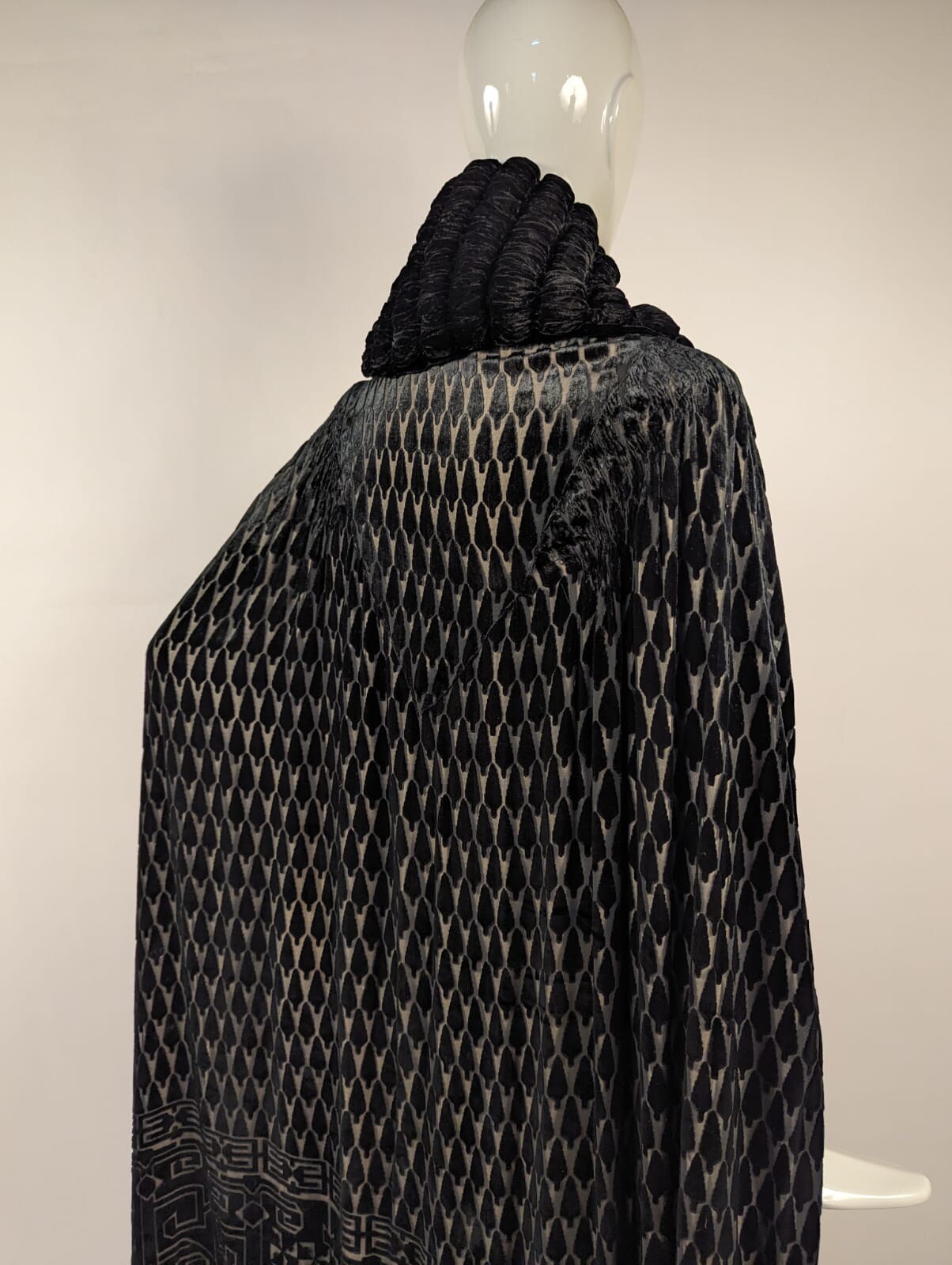 ART DECO 1920’S HAUTE COUTURE WORTH GEOMETRIC SILK VELVET CAPE W RUCHED COLLAR