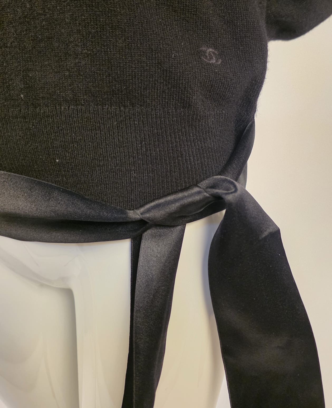 VINTAGE DESIGNER CHANEL BLACK CASHMERE SWEATER W SILK SATIN BELTING
