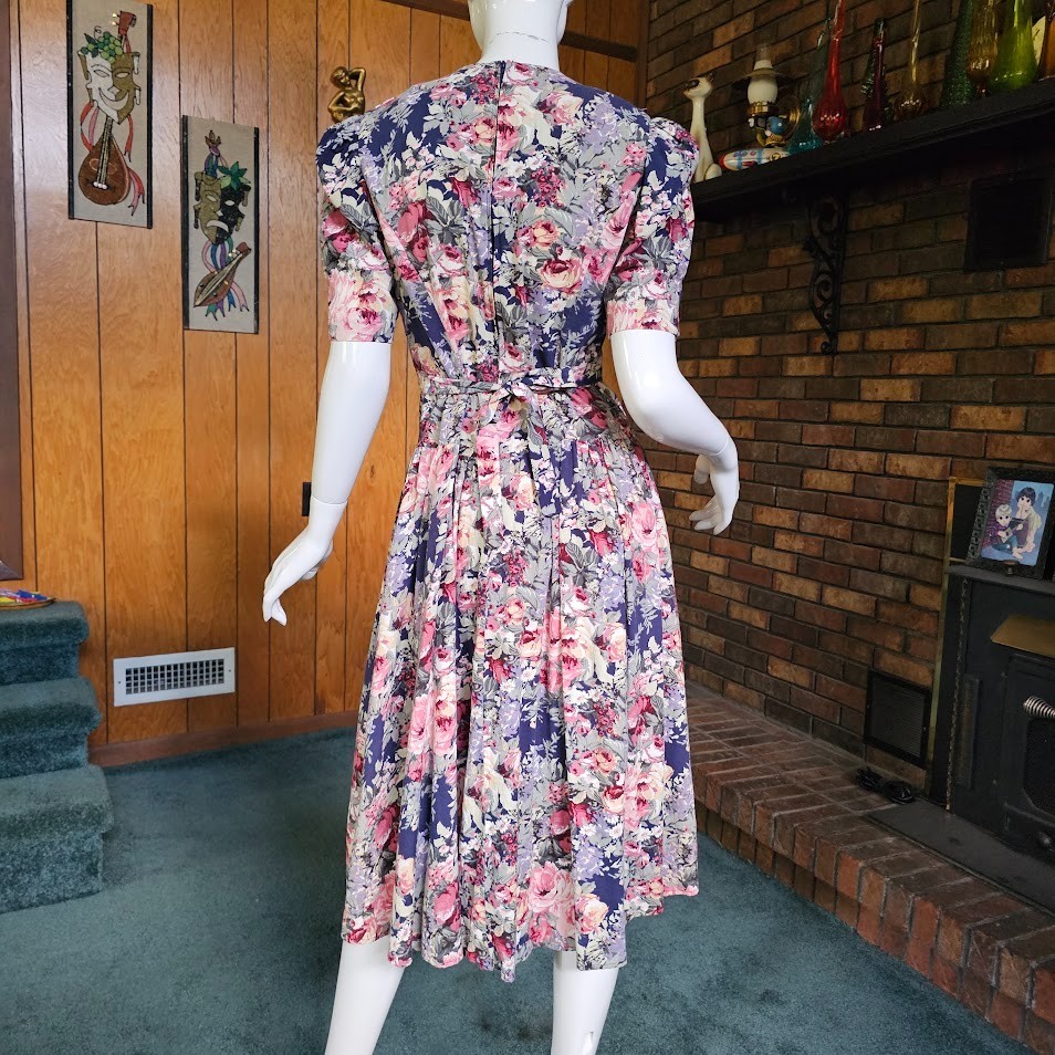 Vintage 80s Trad Wife Full Bloom Cottage Floral Puff Sleeve Modest Tea Dress M