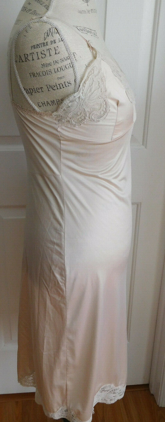 VINTAGE BEIGE w/BEAUTIFUL LACE MODERN MAID WOMEN’S NON-CLING NYLON FULL SLIP 32