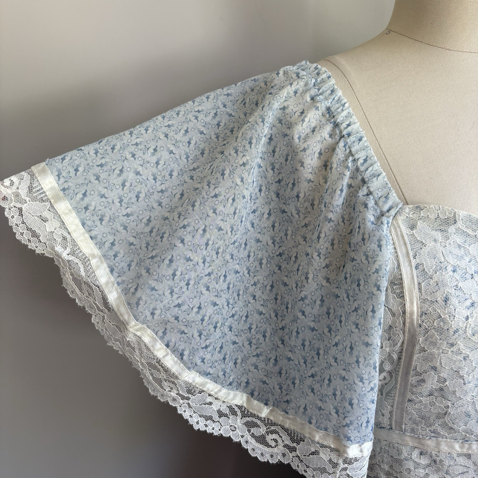 Vintage 1970’s Baby Blue Floral & Lace Cottagecore Prairie Maxi Dress XS