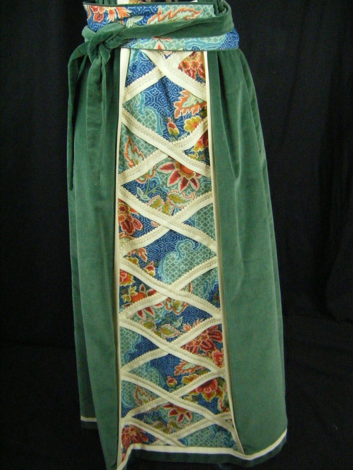 CHESSA DAVIS Vtg 70s Green Velvet Floral Patch Work Skirt & Belt-Waist 24 to 30″
