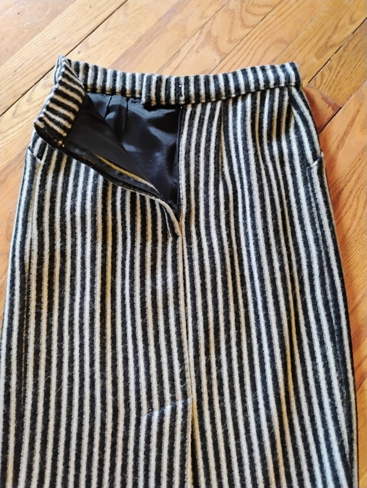 VTG 1980’s South Korean „Jayeonhee” Black & White Striped Wool Skirt Suit