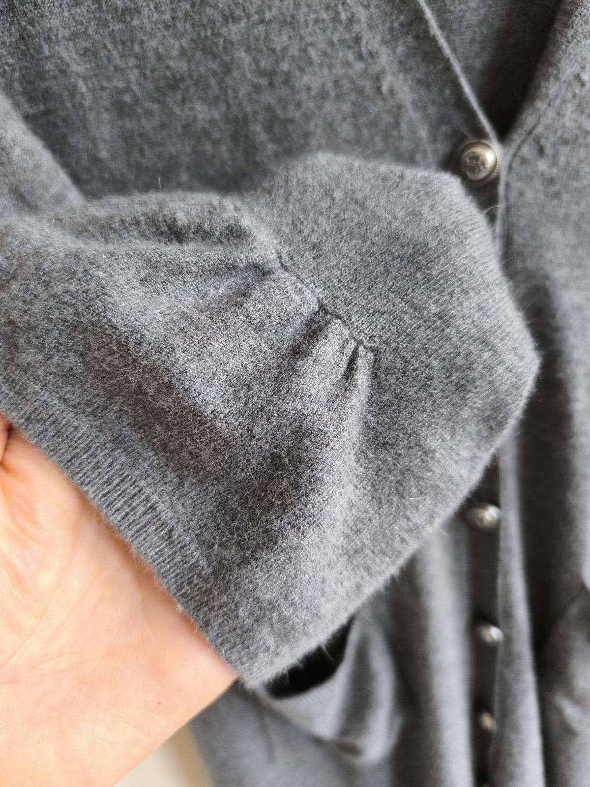 Beautiful vintage women’s grey Louise Orop cashmere, new wool, angora cardigan