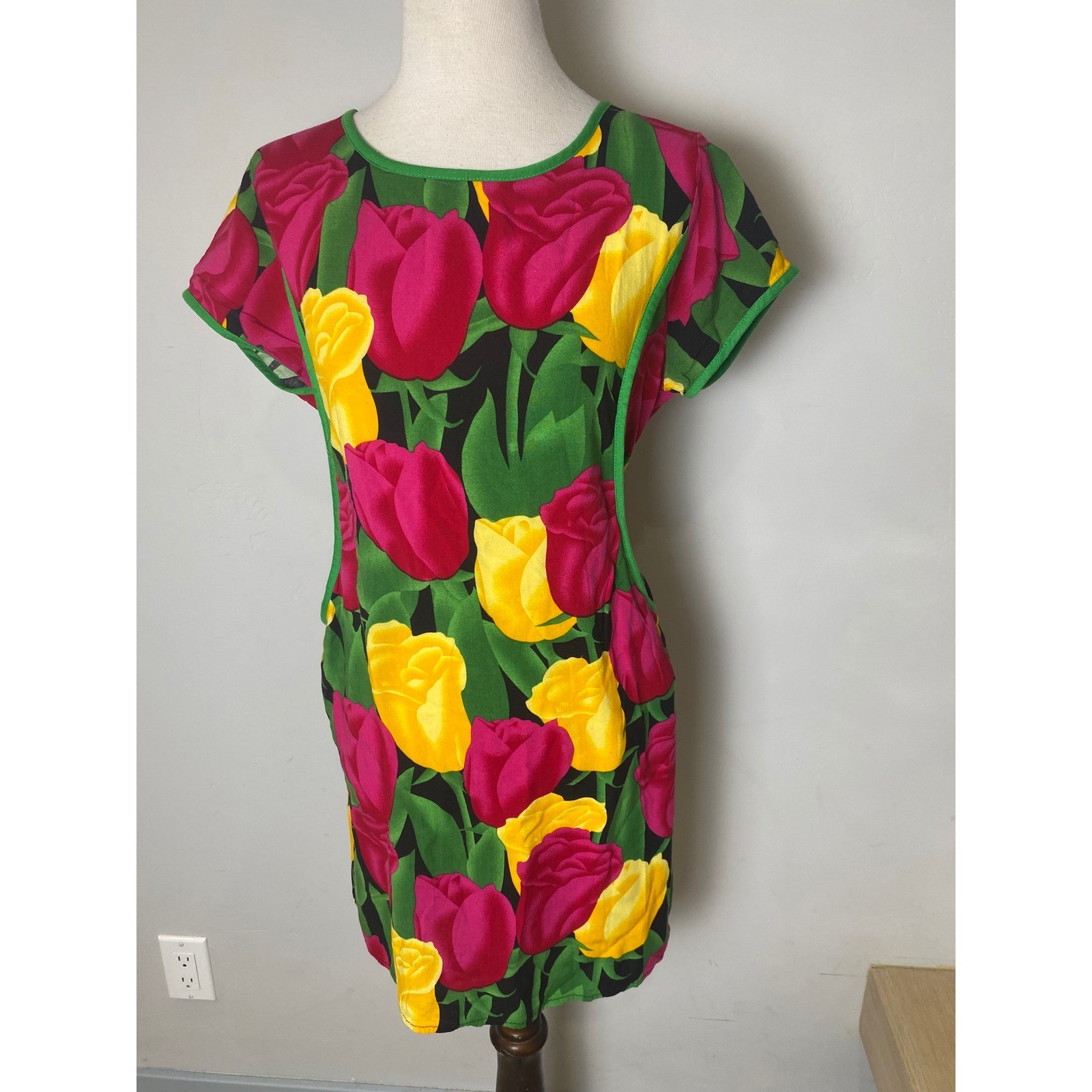 Vintage Floral Tulip Print Shift Dress Pink Yellow Green Short Sleeve Pockets