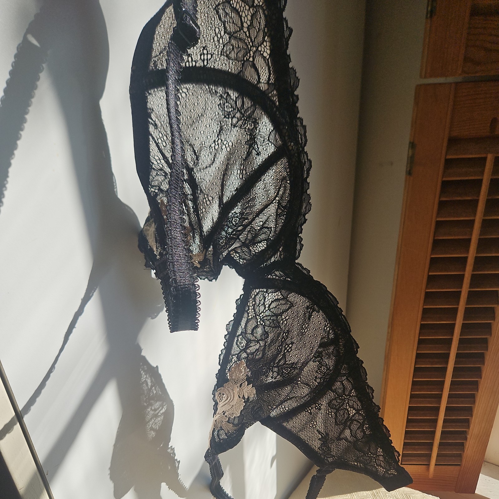 WACOAL VINTAGE HIGH DRAMA BRA 32DD PRE-OWNED BLACK LACE BEIGE APPLIQUÉS GORGEOUS