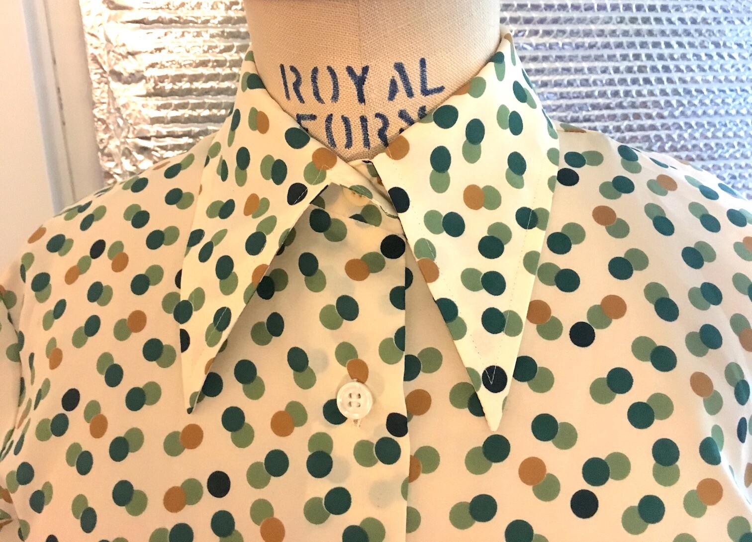 Vintage 1970’s PROVA Cream and Green Dot Shirt, 36″ Bust, Excellent Condition