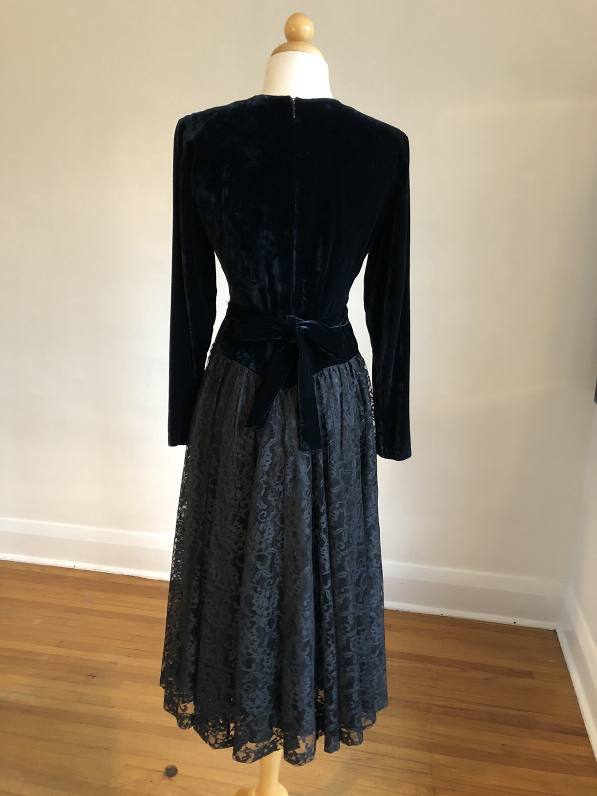 STUNNING VTG JACKIE BERNARD For EKLEKTIC Black Velvet & Lace Dress SZ 4