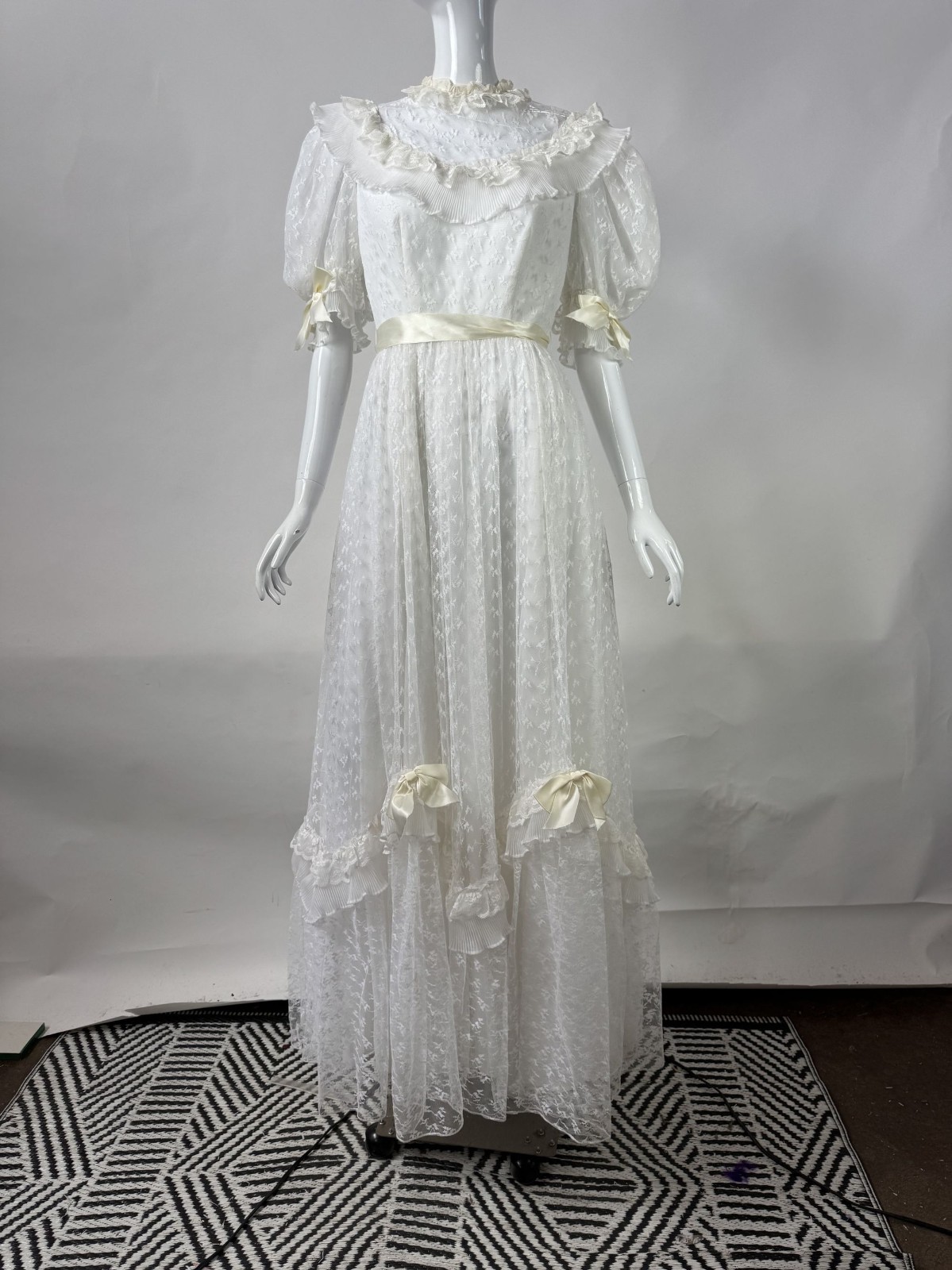 Vintage 70s White Lace Wedding Dress Size 8 With Satin Ribbons & Ruffled Necklin
