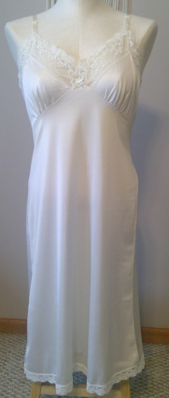 Vintage Ladies Ashley Taylor 100% AntronIII nylon full slip beige colored, sz 36