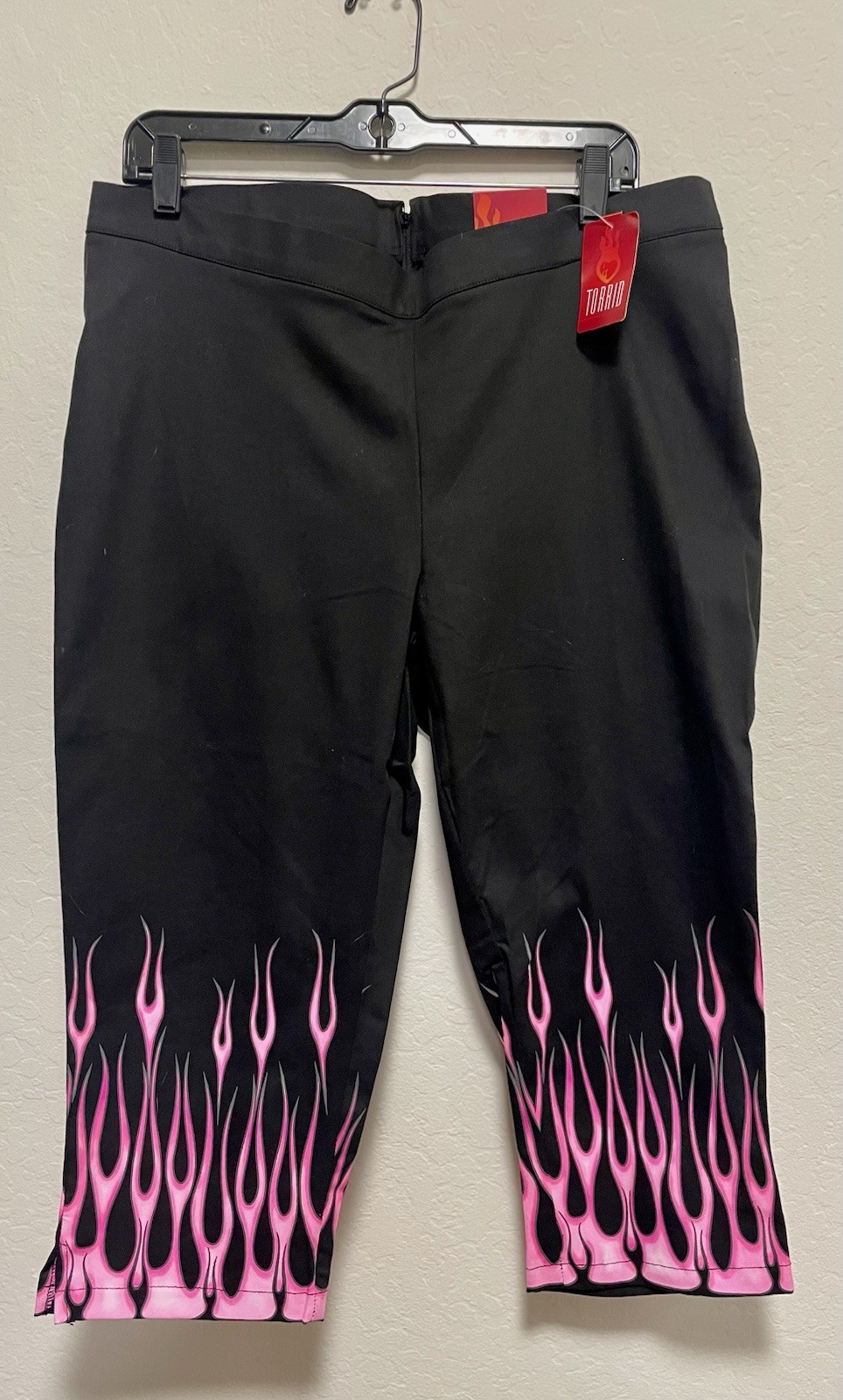 LUCKY 13 For TORRID vtg Y2K 2000s Black & Pink FLAMES Capri Pants Nwtg Sz 16