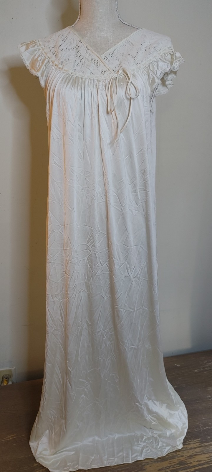 Vintage Vanity Fair White Maxi Nightgown Womens sz Small Made USA Long Gown