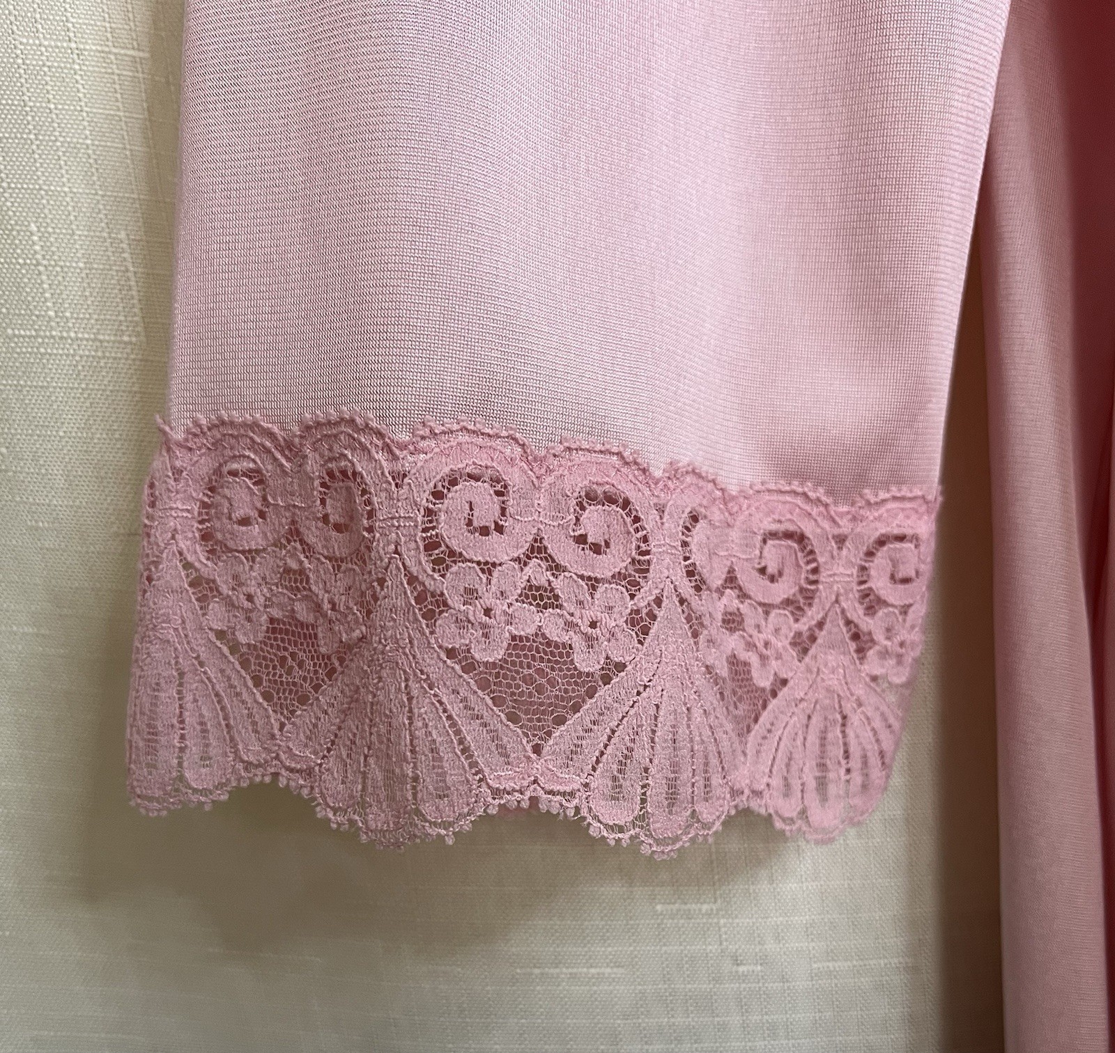 VTG 1950s Vanity Fair Pink SML Overlay Robe With Lace Accents l Made In USA