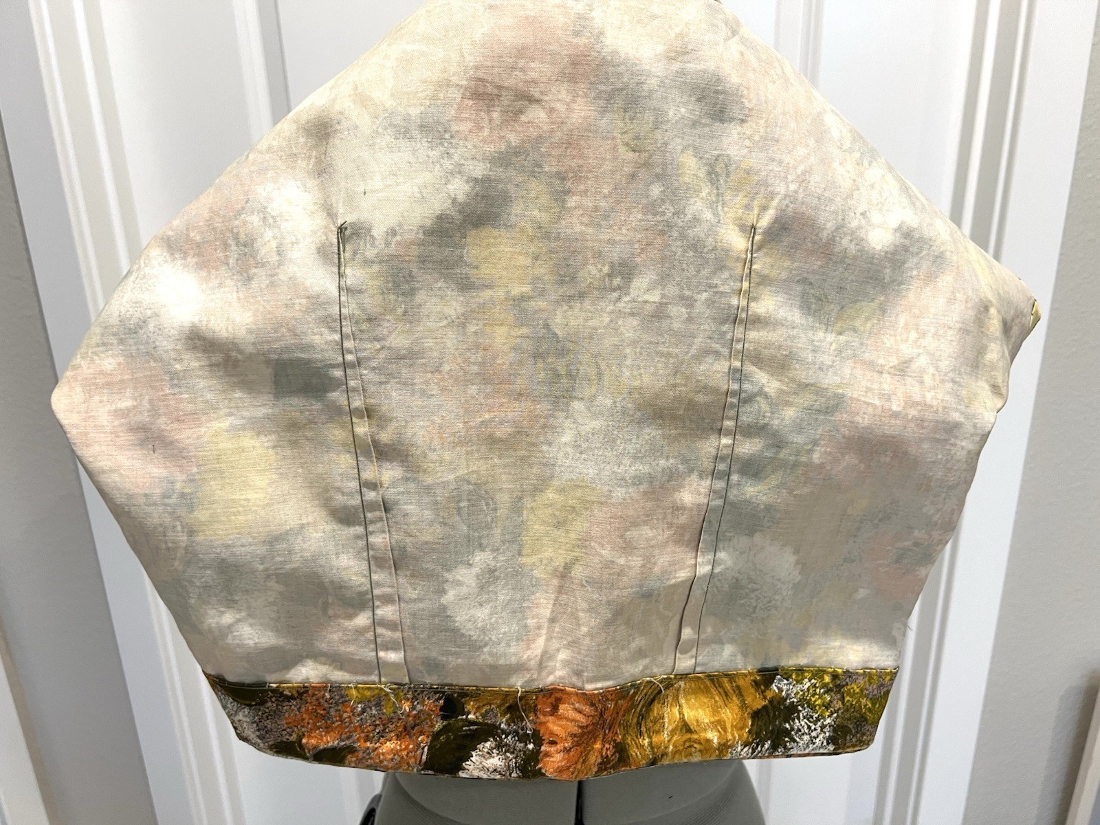 Vintage beauty! Floral Top w/ bow detail. Est. Size XS/S From Bath, England