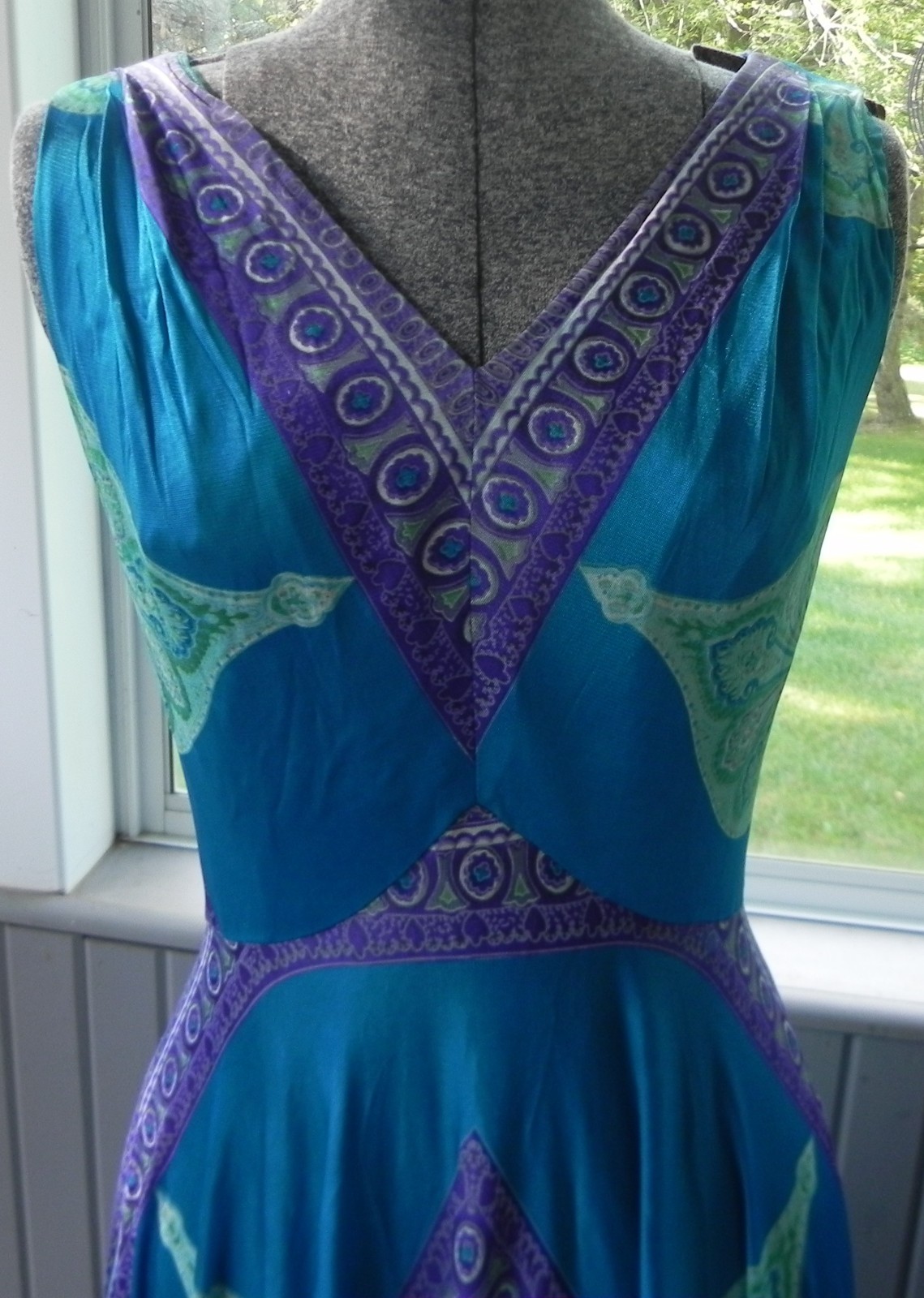 VTG Elinor Gay Original Long Full Sleeveless V-Neck Dress Blues & Purple Print!