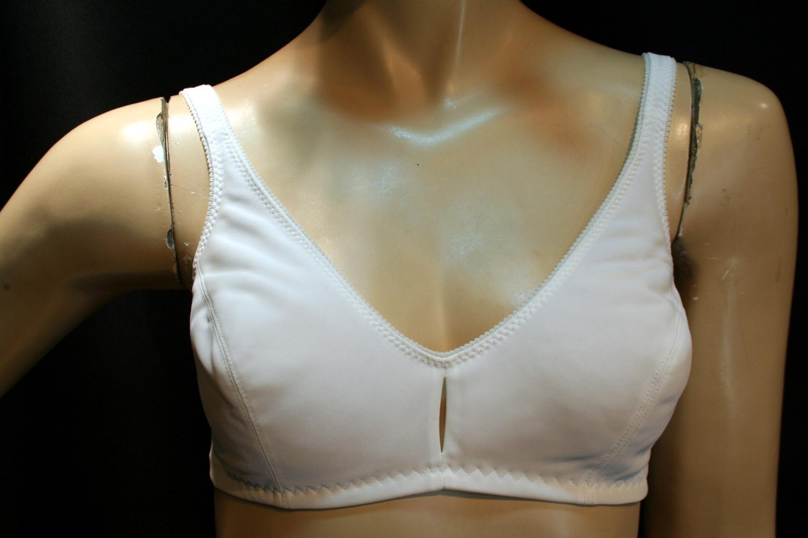 36 B VTG 70s NOS Nylon CONTOUR Keyhole Bra Soft’n Sensuous Exquisite Form P3789