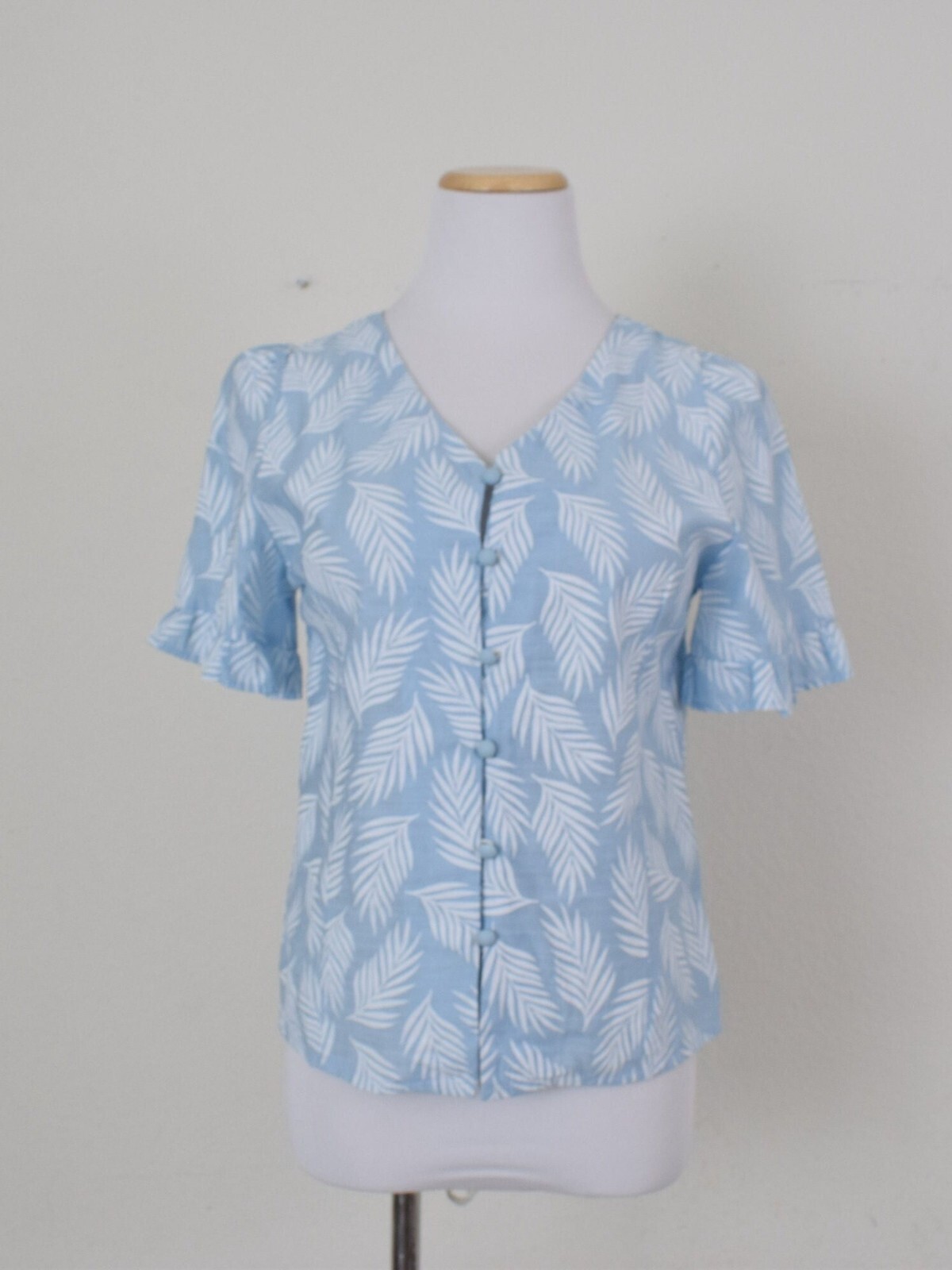 Vintage 90s Blue/White Palm Leaves Fitted Button Blouse
