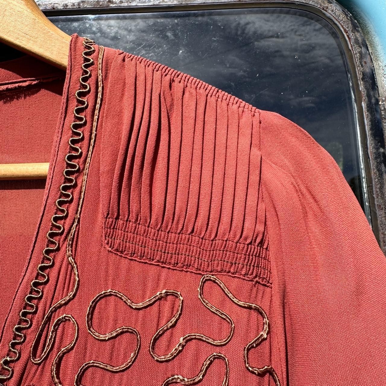 1930s terracotta red rayon crepe day dress w/ contrast squiggle soutache