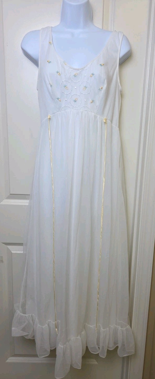 Vtg Miss Elaine White Embroidered Ruffle Partial Sweep Layered Chiffon Size M