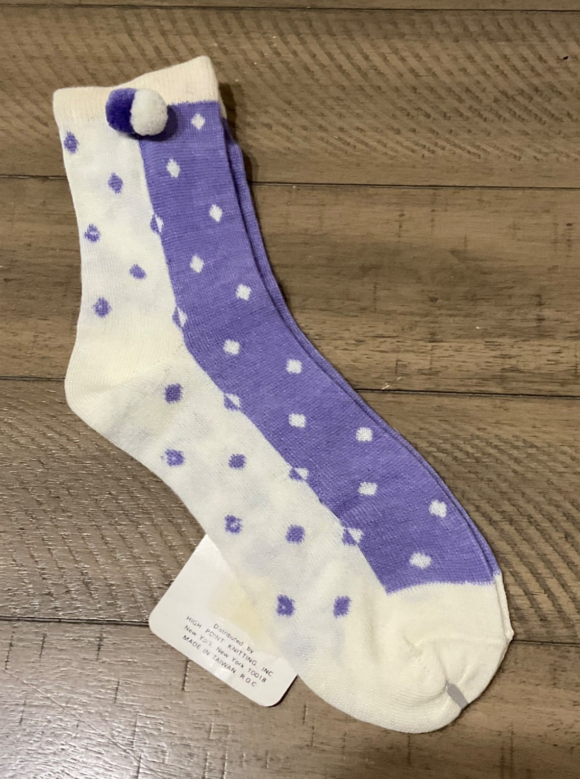 RARE NWT VTG DEADSTOCK NOVELTY PURPLE & WHITE W/POM POMS LADIES SOCKS