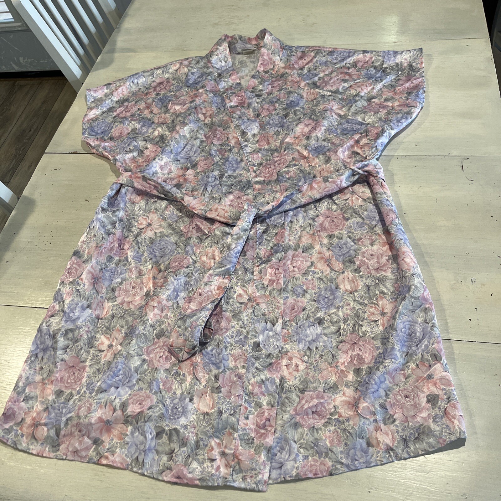 Beautiful￼ Floral Satin Kimono￼ Robe With Pocket Short Sleeve Size L/XL￼