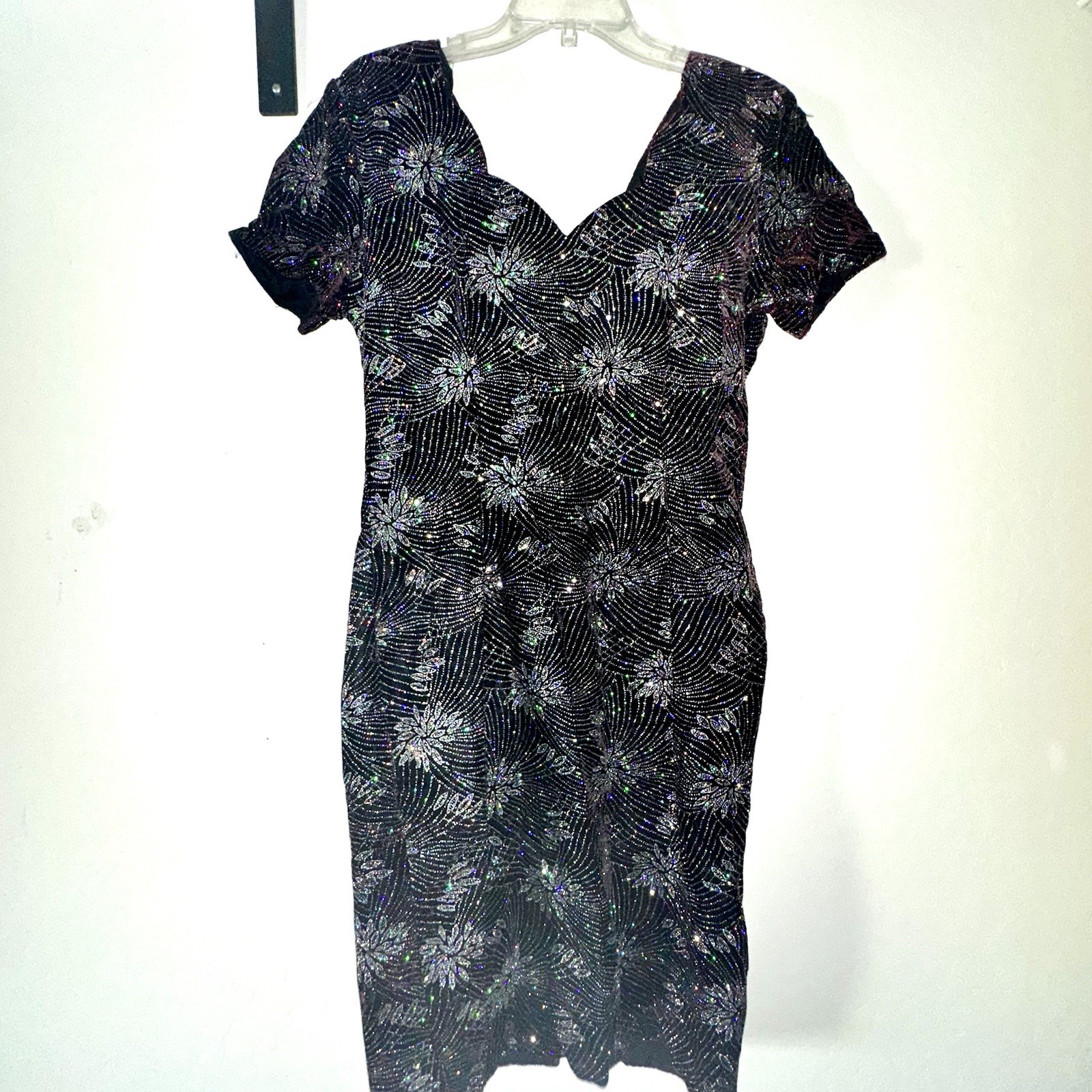 Mayvens Vintage 80’s Ladies 10 Maroon Velvet Silver Sparkly Scallop V Neck Dress
