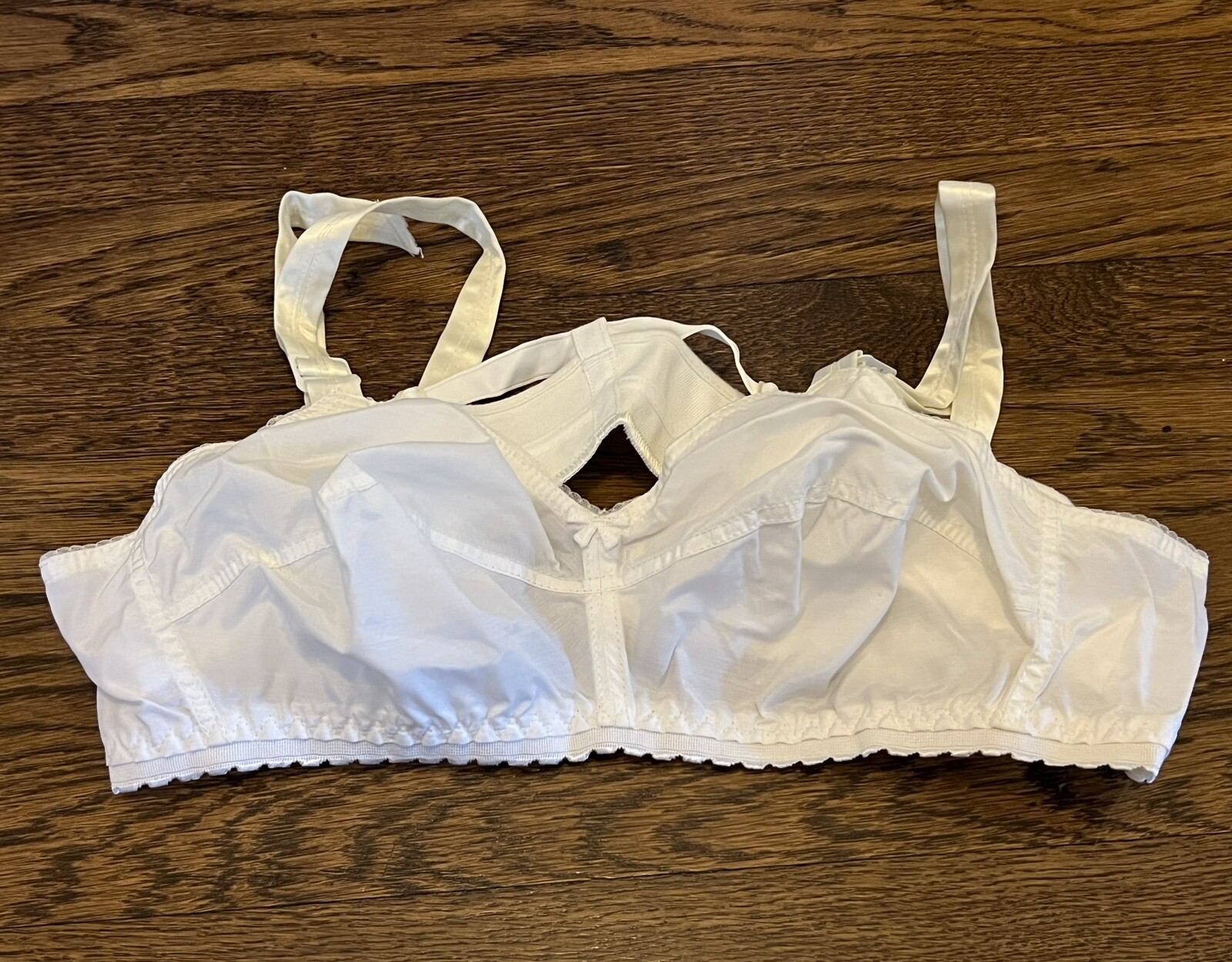 NEW Vintage 1970’s Sculptress White Poly Bra Style 522 w/Attached Banderin 28CC