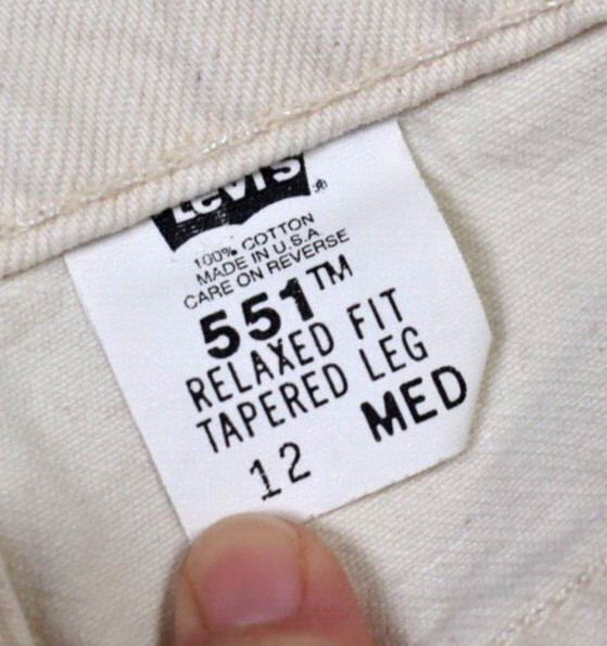 90s Levis 551 Womens Off White Relaxed Fit Tapered Leg Denim Jeans 30″ Waist VTG